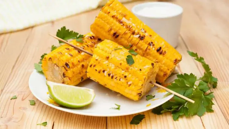 How to Cook Corn on the Cob In the Microwave? 3 Easy Methods