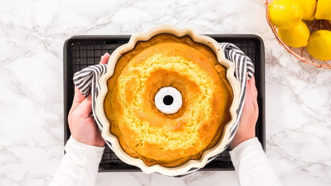 How To Get A Cake Out Of A Bundt Pan Without It Breaking
