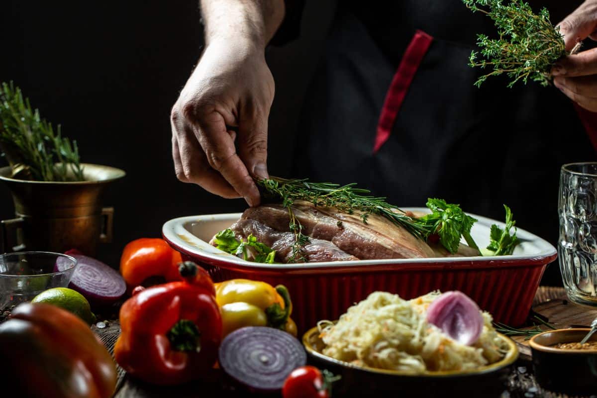 Knochen im Schinken mit Bier kochen