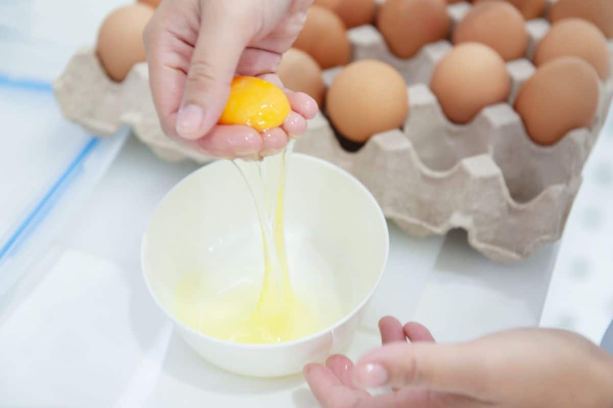 separating eggs using fingers