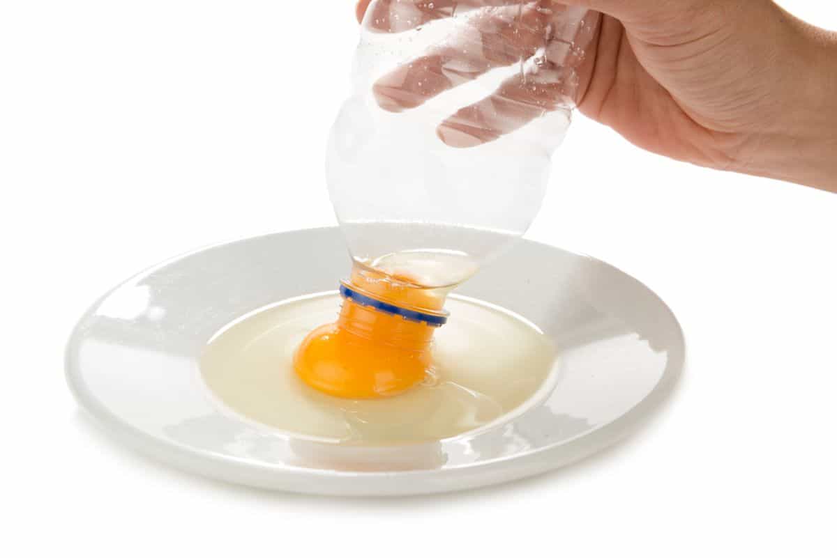 separating eggs using water bottle