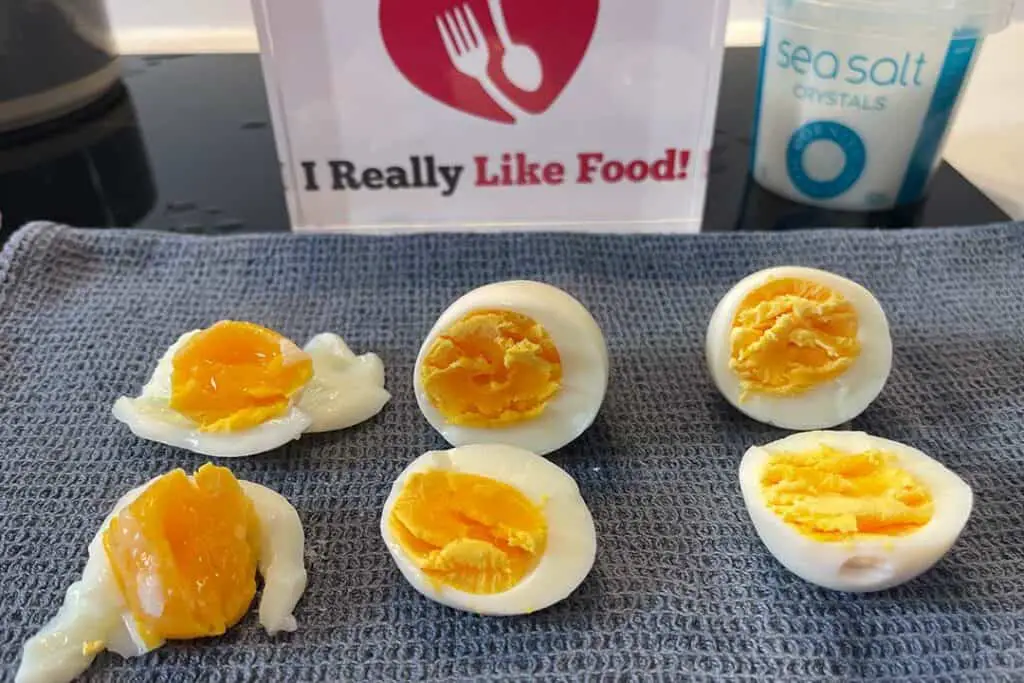 how-to-cook-soft-boiled-eggs-in-the-microwave-2022